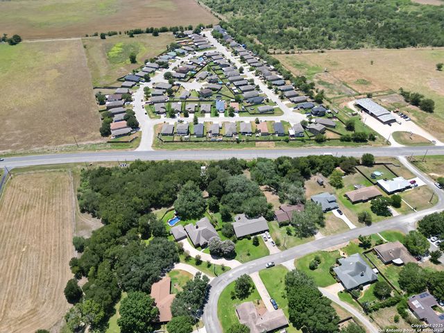 170 Oak Creek Cir, Luling, TX 78648