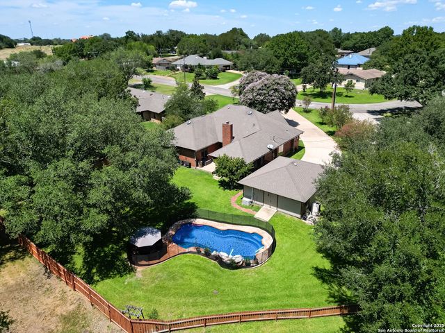 170 Oak Creek Cir, Luling, TX 78648