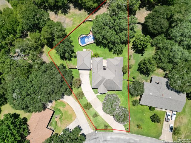 170 Oak Creek Cir, Luling, TX 78648