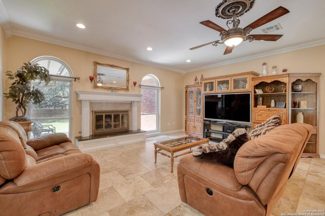 170 Oak Creek Cir, Luling, TX 78648