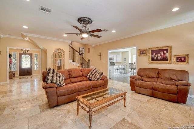 170 Oak Creek Cir, Luling, TX 78648