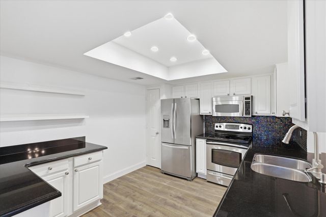 10207 Regal Oaks Drive 109, Dallas, TX 75230