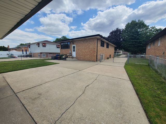 9028 Meade Avenue, Oak Lawn, IL 60453