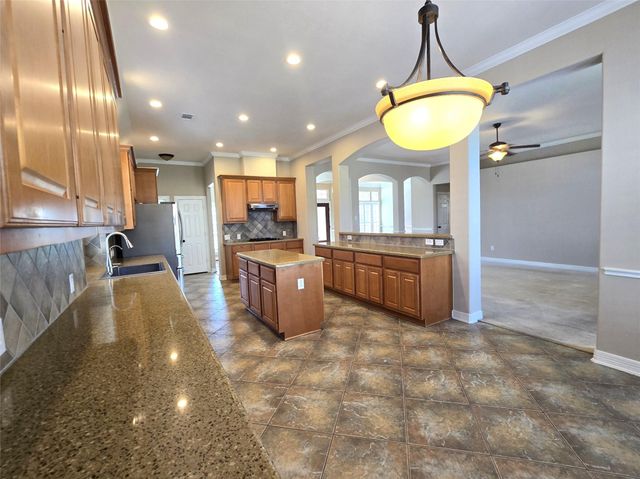 1813 Sandy Lake Drive, Friendswood, TX 77546