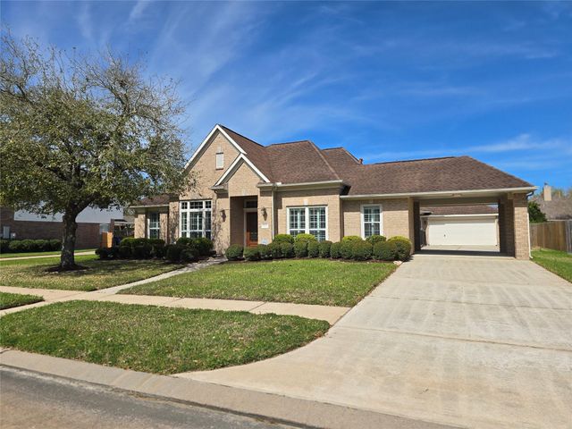 1813 Sandy Lake Drive, Friendswood, TX 77546