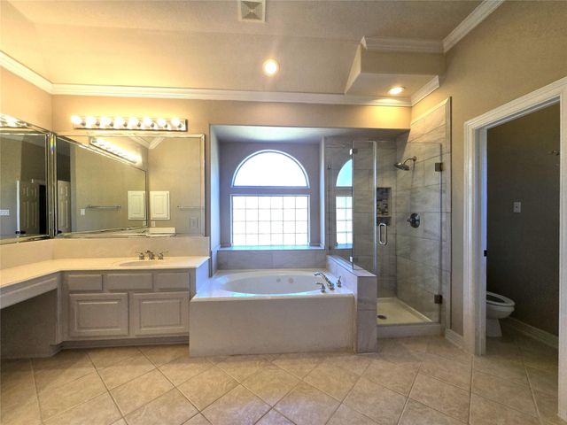 1813 Sandy Lake Drive, Friendswood, TX 77546