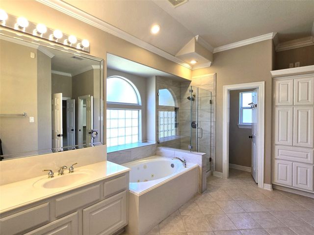 1813 Sandy Lake Drive, Friendswood, TX 77546