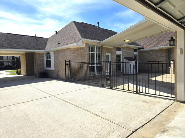 1813 Sandy Lake Drive, Friendswood, TX 77546