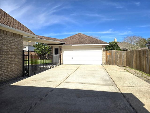 1813 Sandy Lake Drive, Friendswood, TX 77546