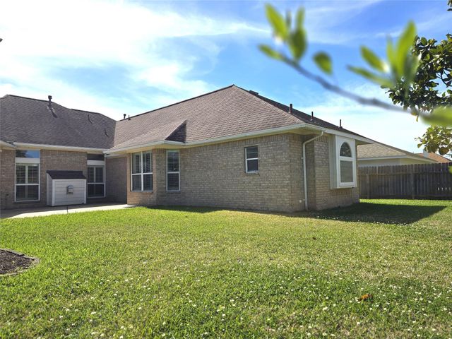 1813 Sandy Lake Drive, Friendswood, TX 77546