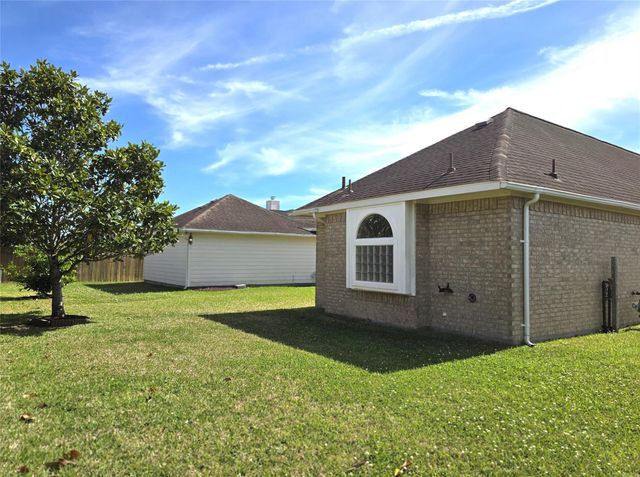 1813 Sandy Lake Drive, Friendswood, TX 77546