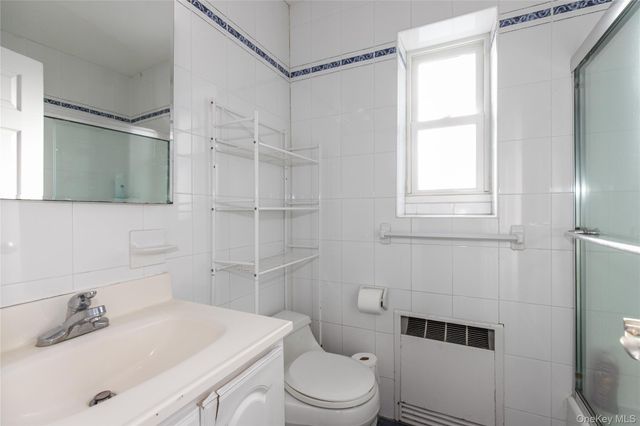 15 BEACH Roads 3A, Great Neck, NY 11023