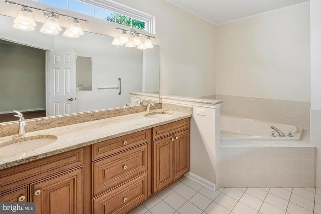 20 EVERETT DR, Columbus, NJ 08022