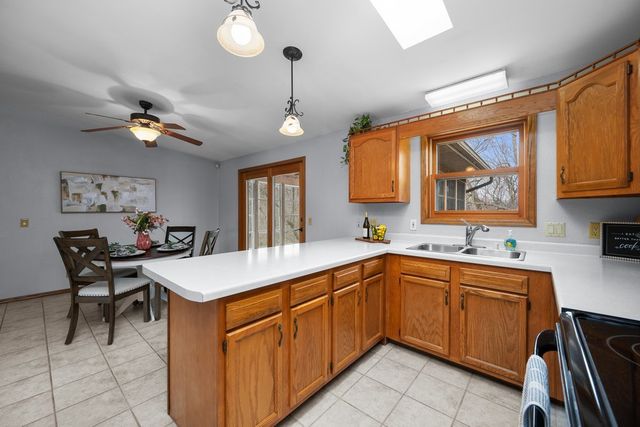 607 Reynolds Street, Le Claire, IA 52753