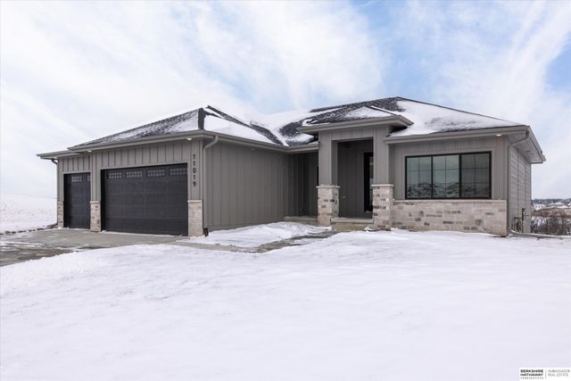 19017 Acorn Drive, Gretna, NE 68028