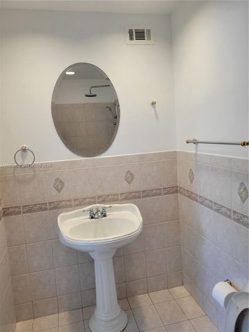 1821 NE 40th Ct 302, Pompano Beach, FL 33064