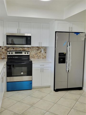 1821 NE 40th Ct 302, Pompano Beach, FL 33064