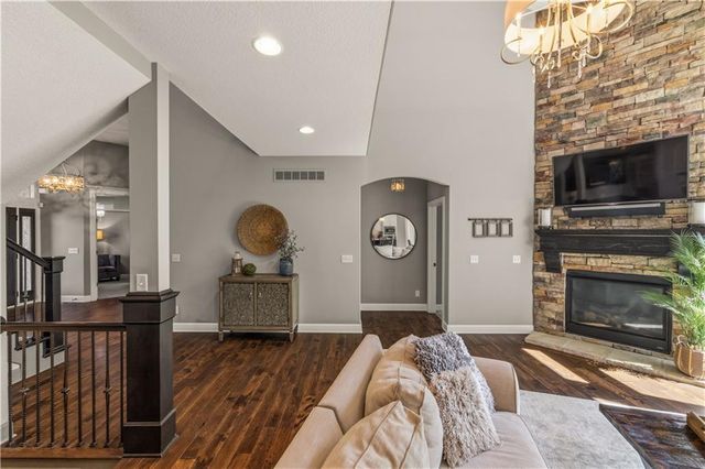 1104 Lakecrest Circle, Raymore, MO 64083
