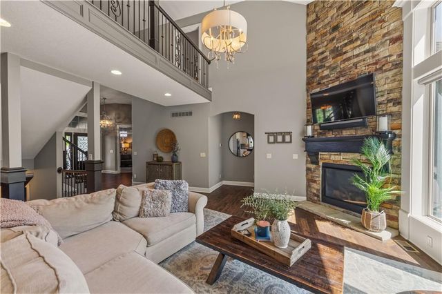 1104 Lakecrest Circle, Raymore, MO 64083