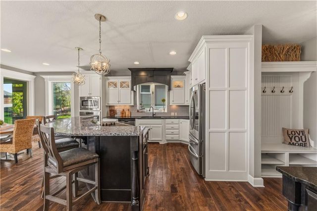 1104 Lakecrest Circle, Raymore, MO 64083
