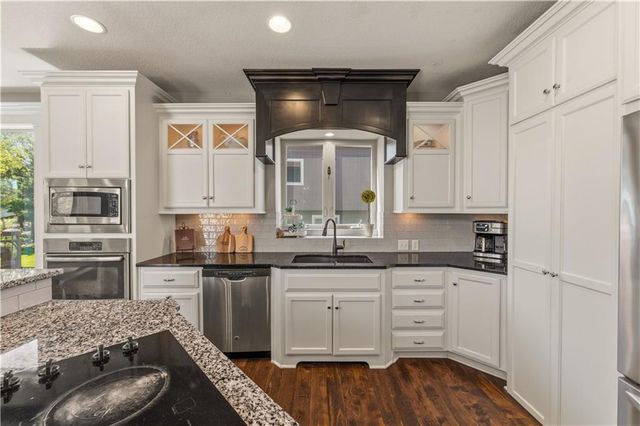 1104 Lakecrest Circle, Raymore, MO 64083
