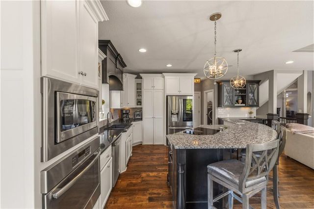1104 Lakecrest Circle, Raymore, MO 64083