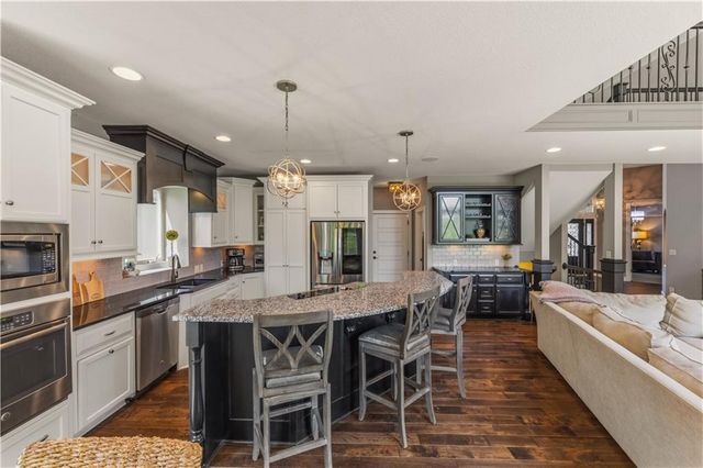1104 Lakecrest Circle, Raymore, MO 64083