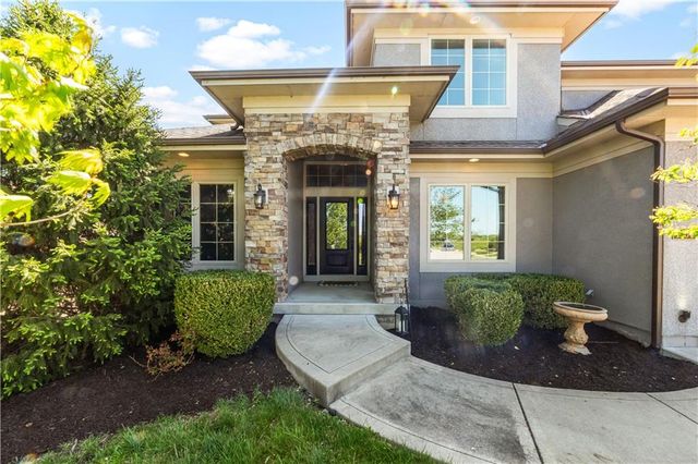 1104 Lakecrest Circle, Raymore, MO 64083
