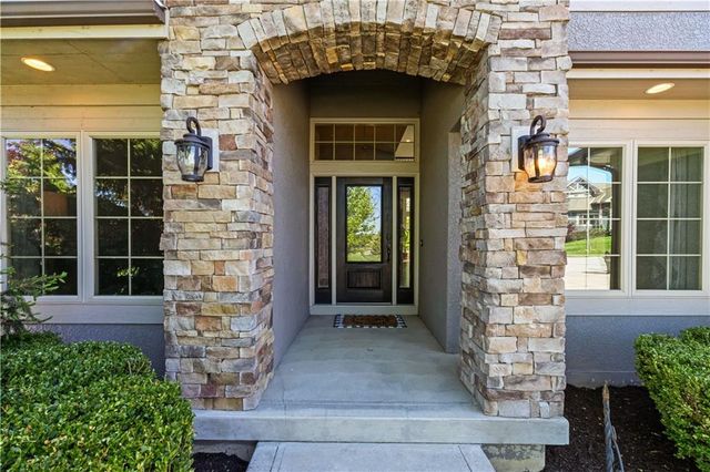 1104 Lakecrest Circle, Raymore, MO 64083