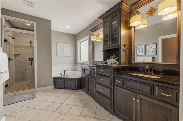 1104 Lakecrest Circle, Raymore, MO 64083