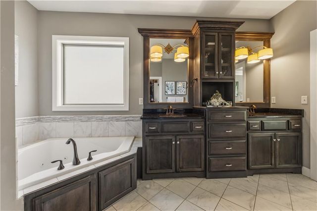 1104 Lakecrest Circle, Raymore, MO 64083
