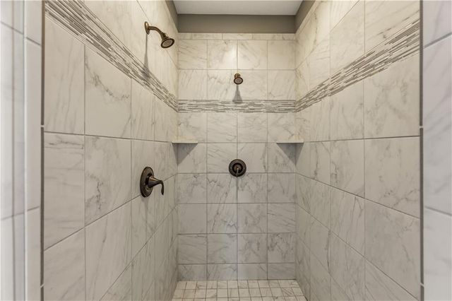 1104 Lakecrest Circle, Raymore, MO 64083