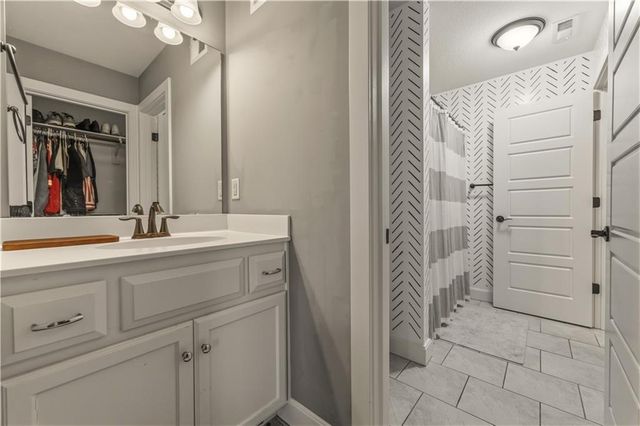 1104 Lakecrest Circle, Raymore, MO 64083