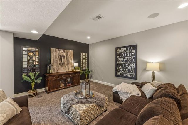 1104 Lakecrest Circle, Raymore, MO 64083