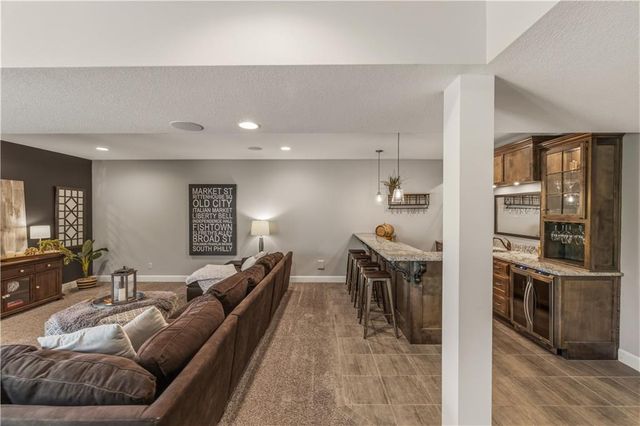 1104 Lakecrest Circle, Raymore, MO 64083