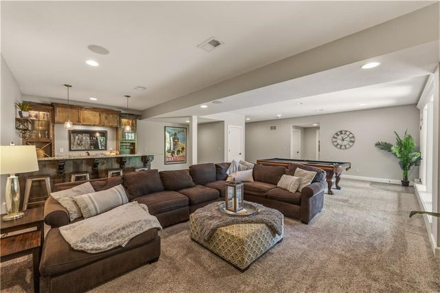 1104 Lakecrest Circle, Raymore, MO 64083
