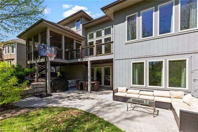 1104 Lakecrest Circle, Raymore, MO 64083