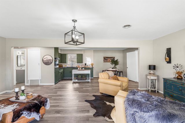 105 W College Street, Blooming Grove, TX 76626