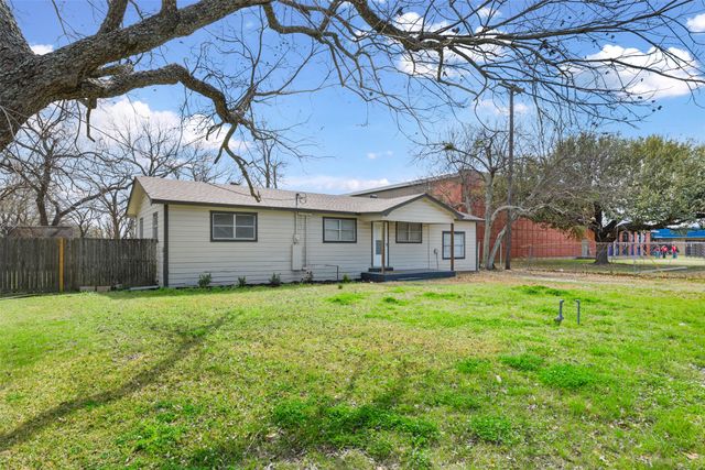 105 W College Street, Blooming Grove, TX 76626