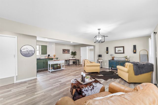 105 W College Street, Blooming Grove, TX 76626