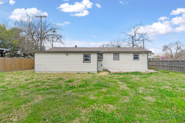 105 W College Street, Blooming Grove, TX 76626