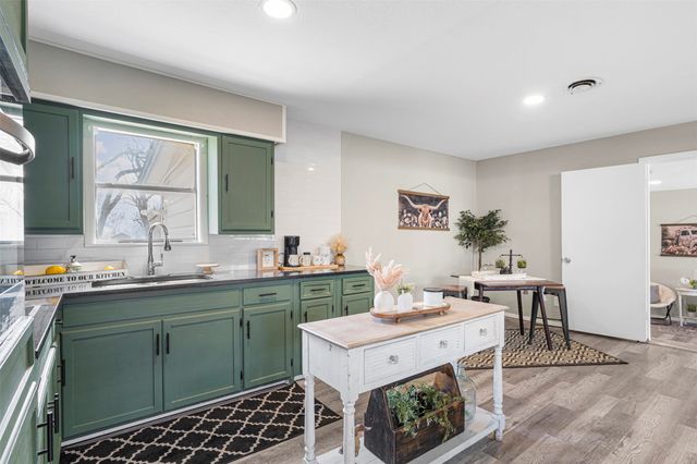 105 W College Street, Blooming Grove, TX 76626