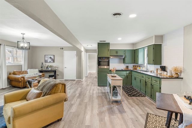 105 W College Street, Blooming Grove, TX 76626