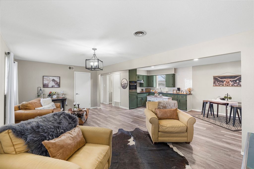 105 W College Street, Blooming Grove, TX 76626