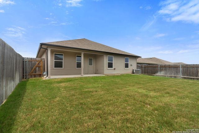 832 PRONGHORN TRL, Seguin, TX 78155