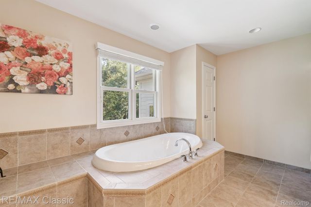 2368 Tanbark, Highland Charter Township, MI 48380