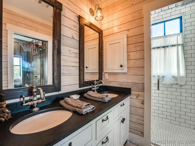 31 Boulevard, Carlton Landing, OK 74432