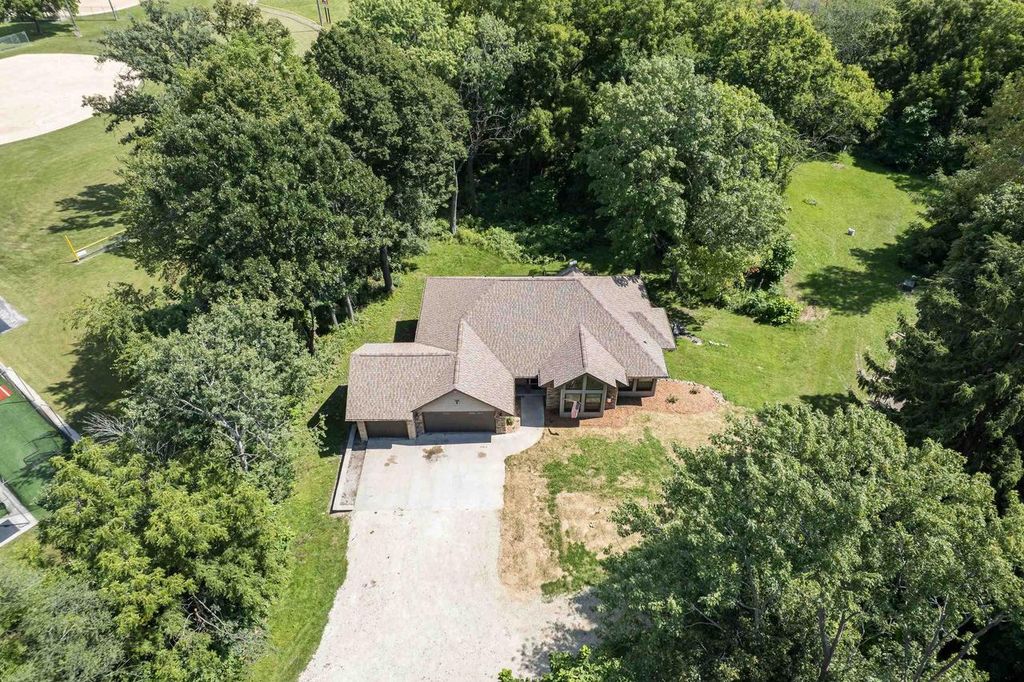 1000 Whitetail Drive, Fort Atkinson, WI 53538