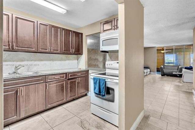 2017 NW 46th Ave A401, Lauderhill, FL 33313