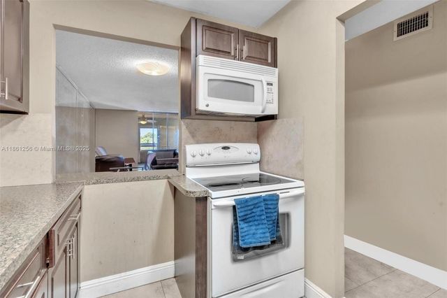 2017 NW 46th Ave A401, Lauderhill, FL 33313